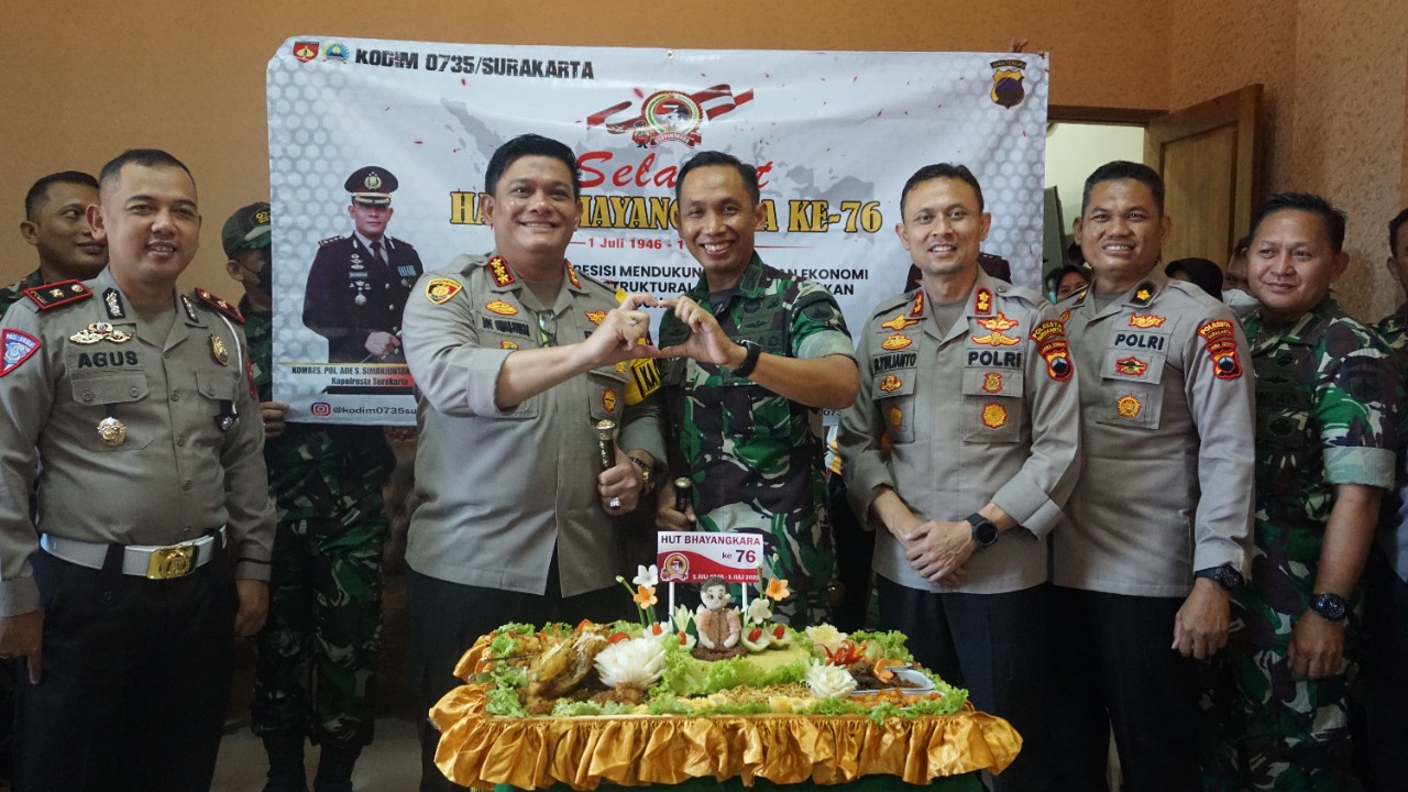HUT Bhayangkara Ke-76, Dandim 0735/Surakarta Berikan Kejutan Kepada Kapolresta Surakarta