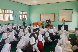 Hadiri MPLS di SMA Negeri 1 Gedung Meneng, Ini Materi Yang Disampaikan Bhabinkamtibmas