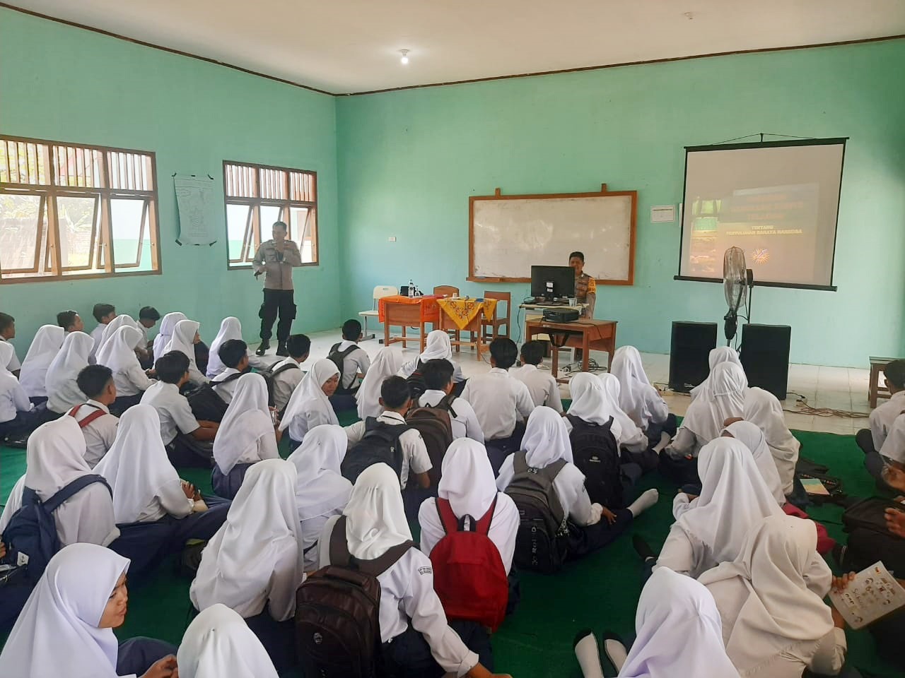 Hadiri MPLS di SMA Negeri 1 Gedung Meneng, Ini Materi Yang Disampaikan Bhabinkamtibmas