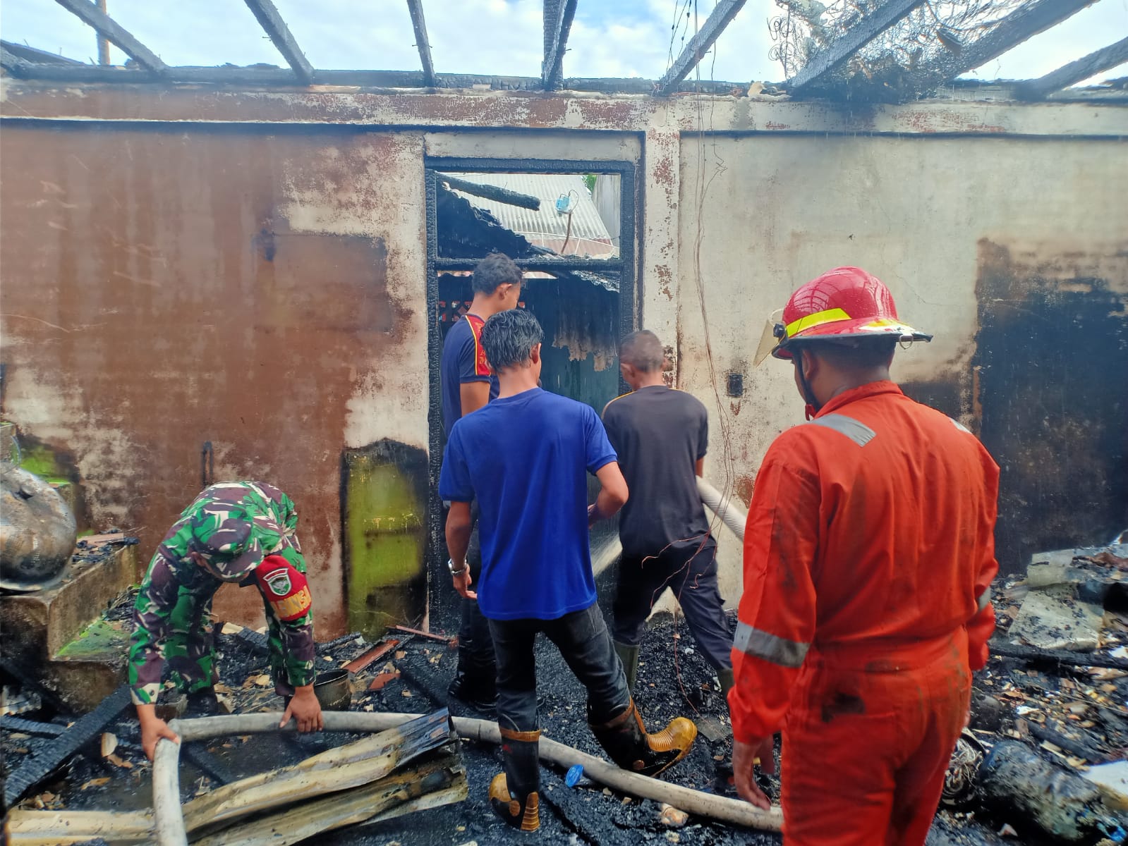 Hanya Butuh Waktu 1 Jam, TNI Bersama Petugas Damkar Dan Warga Bisa Meredakan Keganasan Si Jago Merah