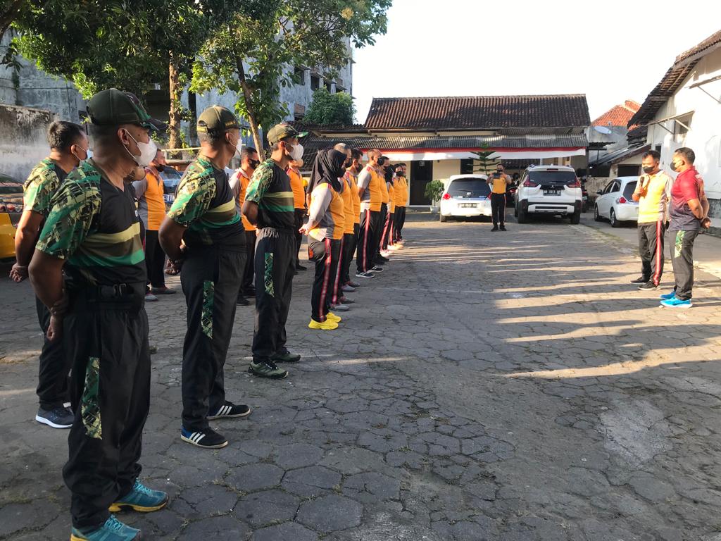 Hindarkan Diri Dari Covid-19, Danramil 04/Jebres Gelar Olahraga Bersama TNI-POLRI