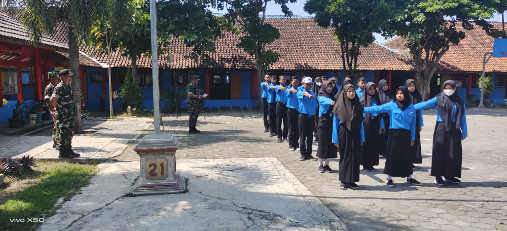 Jelang HUT RI, Babinsa Kemusu Latih Paskibra