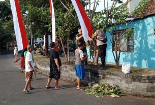 Jelang HUT RI ke-77, Babinsa Kepatihan Wetan Kerja Bakti Bersama Warga