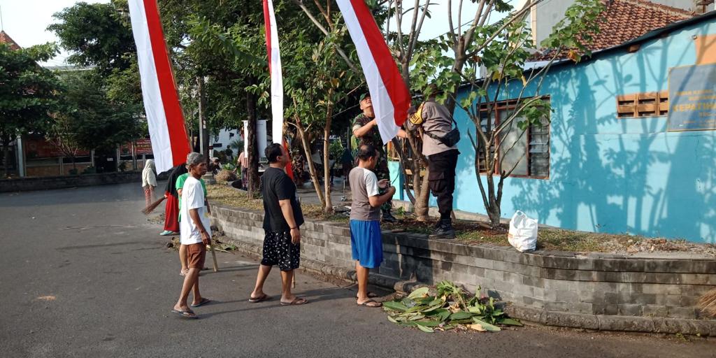 Jelang HUT RI ke-77, Babinsa Kepatihan Wetan Kerja Bakti Bersama Warga