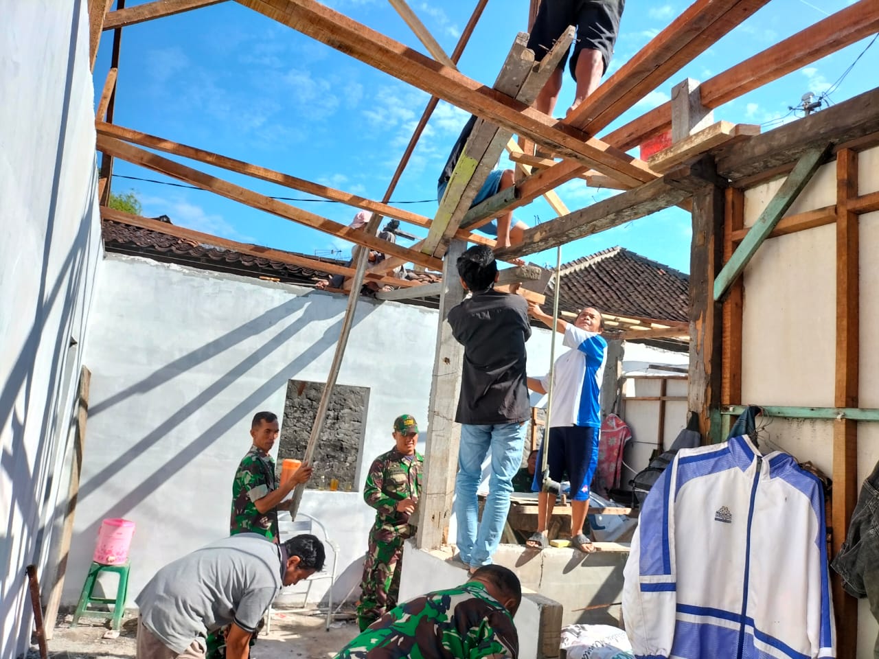 Kerja Bakti Bersama, Bukti Babinsa Tipes Selalu Hadir di Tengah Warga Binaannya.