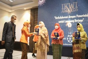 Ketua TP PKK Provinsi Lampung Terima IKWI Award Tahun 2022 Sebagai Perempuan Inspiratif Bidang Sosial