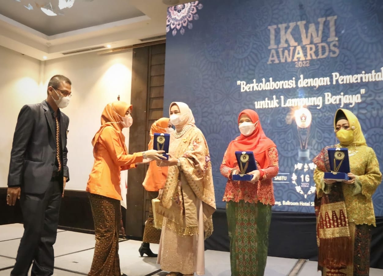Ketua TP PKK Provinsi Lampung Terima IKWI Award Tahun 2022 Sebagai Perempuan Inspiratif Bidang Sosial
