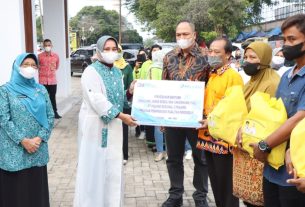 Ketua TP. PKK Provinsi Lampung Salurkan Bantuan Program SIGER