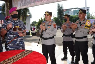 Komandan Brigade 4 BS Kol Marinir Memberikan kejutan spesial peringatan Hari Bhayangkara ke-76