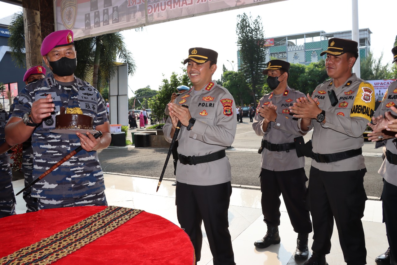 Komandan Brigade 4 BS Kol Marinir Memberikan kejutan spesial peringatan Hari Bhayangkara ke-76