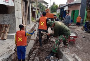 Melalui Program TMMD, Koramil 02/Banjarsari Bersama Warga Gotong Royong Perbaiki Saluran Air