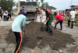 Perkuat Kemanunggalan, Babinsa Johan Pahlawan Bersama Warga Bahu Membahu Timbun Jalan Kuta Padang