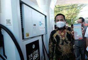 Ngecas Mobil Listrik di Rumah, Pelanggan PLN: Anti Ribet dan Lebih Murah