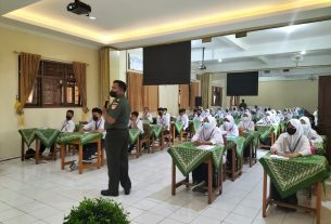 Pasiter Kodim 0735/Surakarta Berikan Materi Wasbang Dan Bela Negara di SMK Muhamadiyah 4 Surakarta