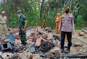 Peduli Kasih, Danramil Wonosegoro Bersama Forkopincam Dampingi Dinsos Serahkan Bantuan Pasca Kebakaran