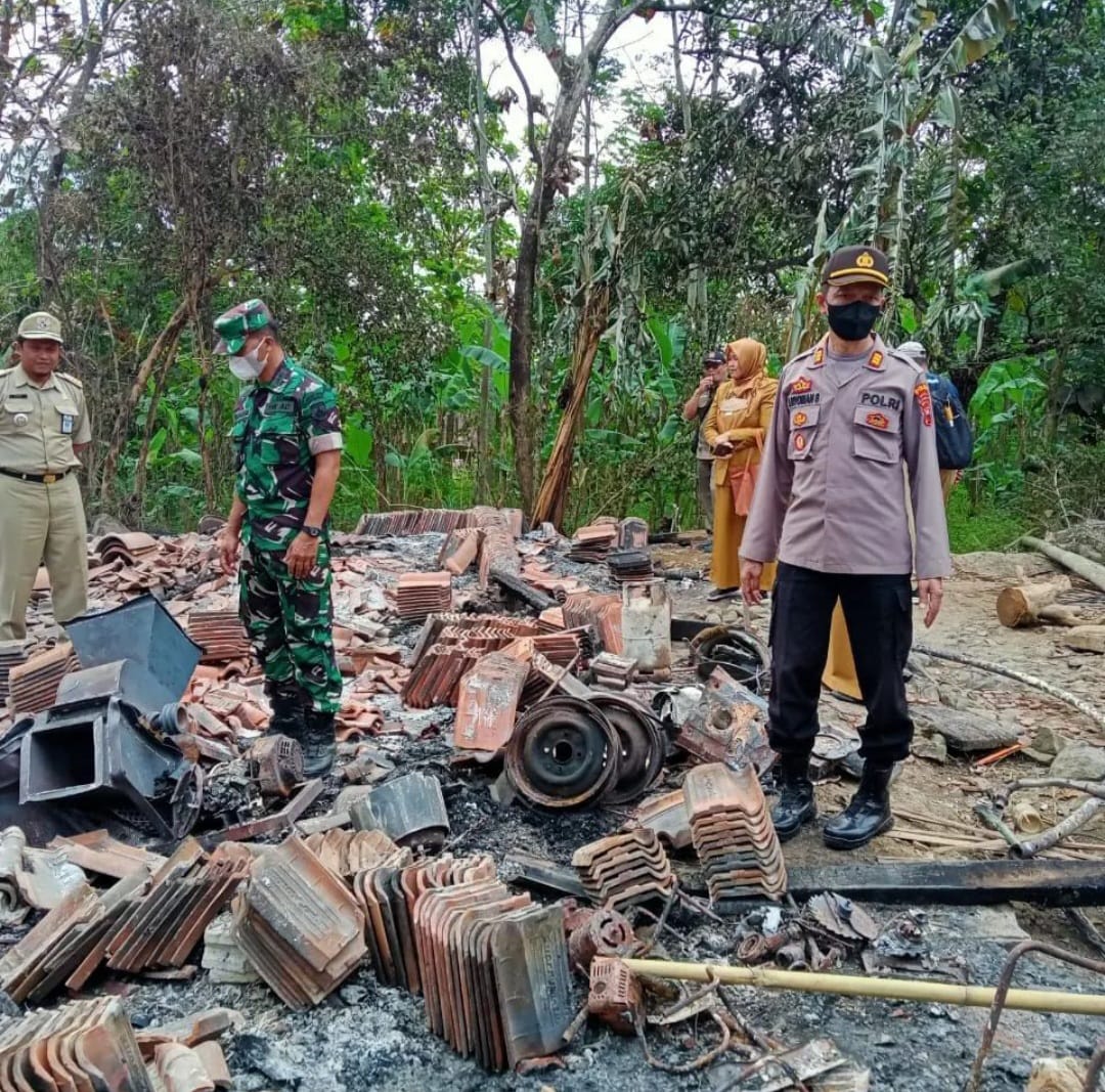 Peduli Kasih, Danramil Wonosegoro Bersama Forkopincam Dampingi Dinsos Serahkan Bantuan Pasca Kebakaran