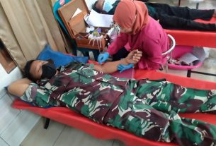 Peduli Sesama Danramil Sambirejo Ikut Donor Darah