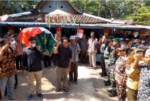 Penghormatan Terakhir Kepada Veteran, Danramil 11/Manyaran Beserta Anggota Takziah Ke Rumah Duka