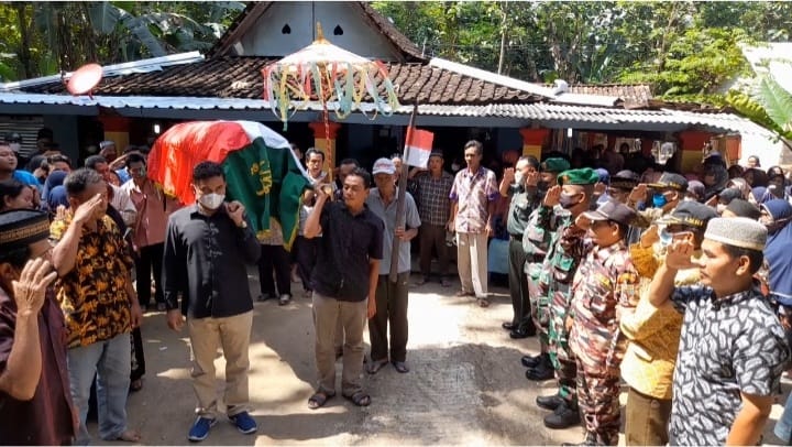 Penghormatan Terakhir Kepada Veteran, Danramil 11/Manyaran Beserta Anggota Takziah Ke Rumah Duka