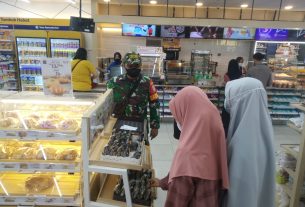 Pengunjung Indomaret Tak Luput Dari Sasaran Penerapan Prokes Oleh Babinsa Kelurahan Purwosari