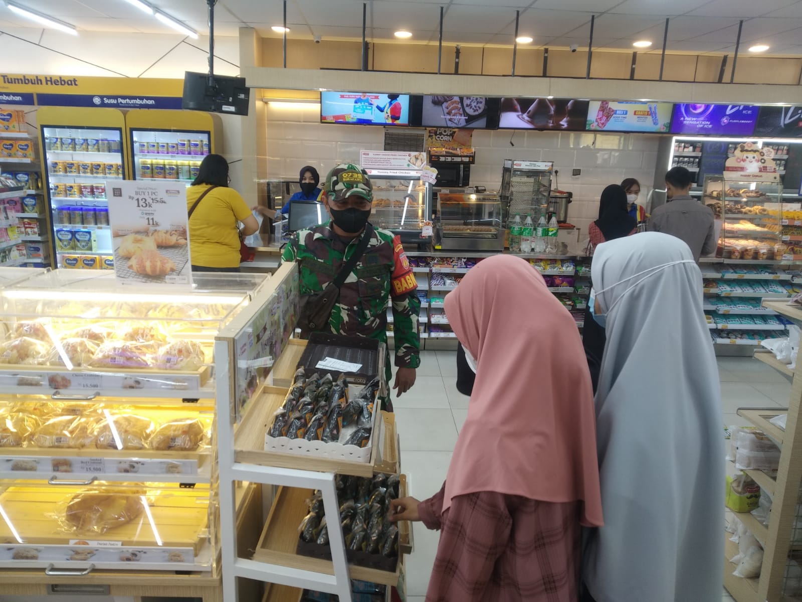 Pengunjung Indomaret Tak Luput Dari Sasaran Penerapan Prokes Oleh Babinsa Kelurahan Purwosari