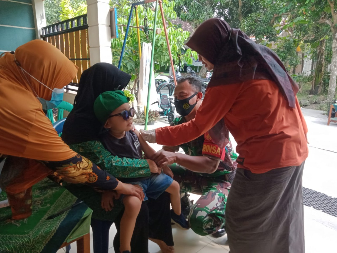 Peran Aktif Babinsa Puro Dampingi Pelaksanaan Imunisasi Anak Nasional (BIAN)