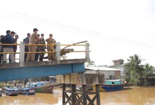 Pj Apriadi Perbaiki Jembatan, Cek Harga Sembako Hingga Borong Sayur untuk Warga Lalan