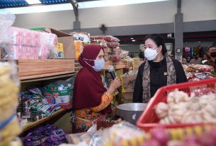 Resmikan Pasar Banyumas, Puan Cek Stok Pangan Sambil Belanja Sayur