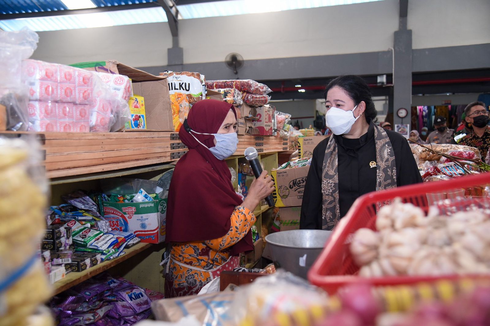 Resmikan Pasar Banyumas, Puan Cek Stok Pangan Sambil Belanja Sayur
