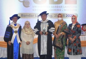 Riana Sari Arinal Terima Penghargaan UBL