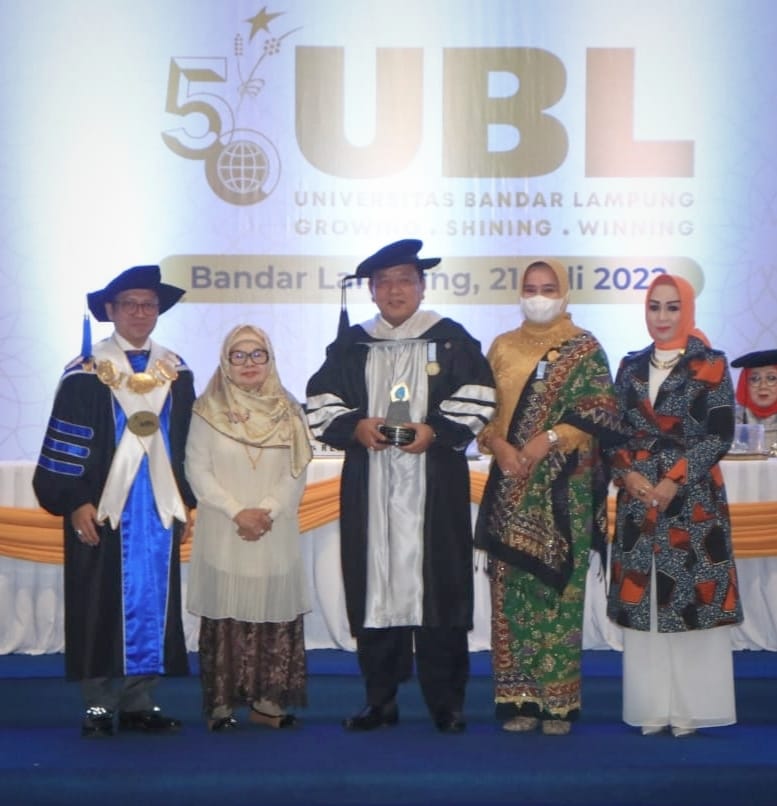 Riana Sari Arinal Terima Penghargaan UBL