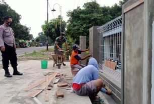 Ringankan Beban Warga Binaan, Babinsa Bantu Bangun Pagar Rumah