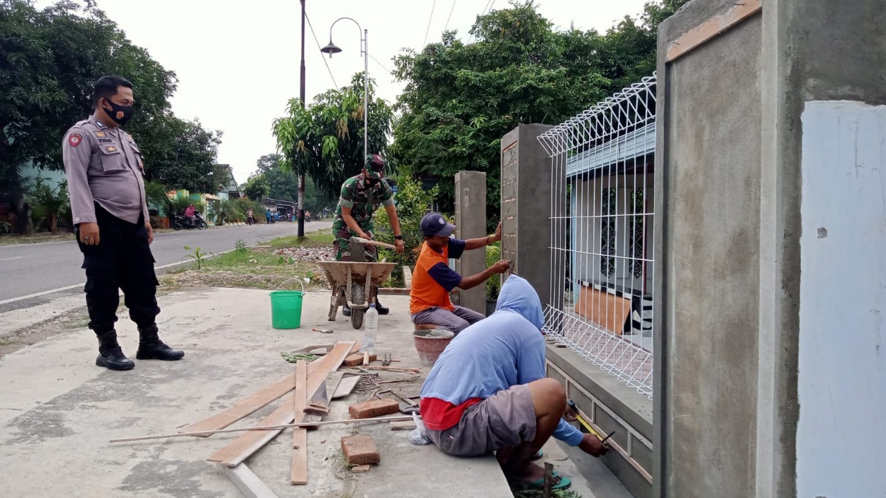 Ringankan Beban Warga Binaan, Babinsa Bantu Bangun Pagar Rumah