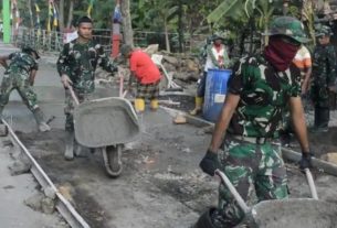Saking Semangatnya Satgas TMMD Antri Adukan Semen