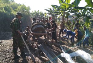 Semangat Anggota TNI Wujudkan Mimpi Warga Miliki Akses Jalan Baru