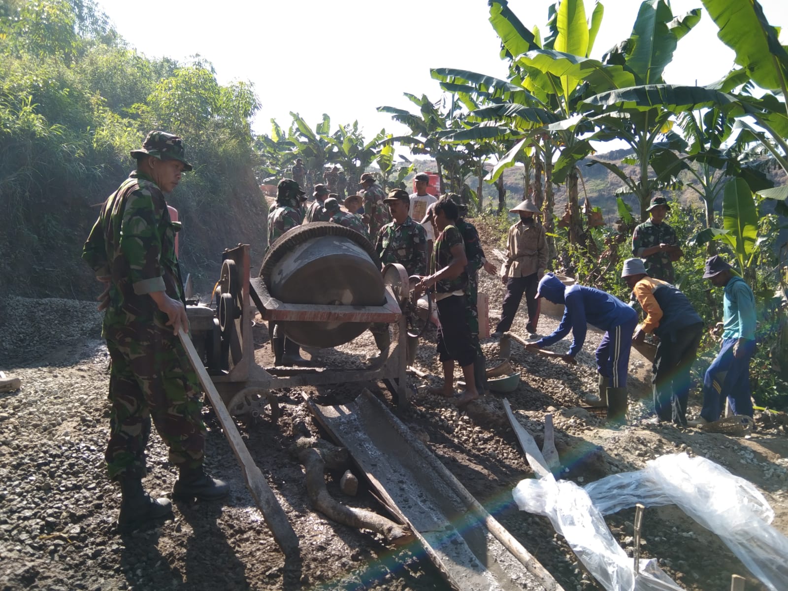 Semangat Anggota TNI Wujudkan Mimpi Warga Miliki Akses Jalan Baru