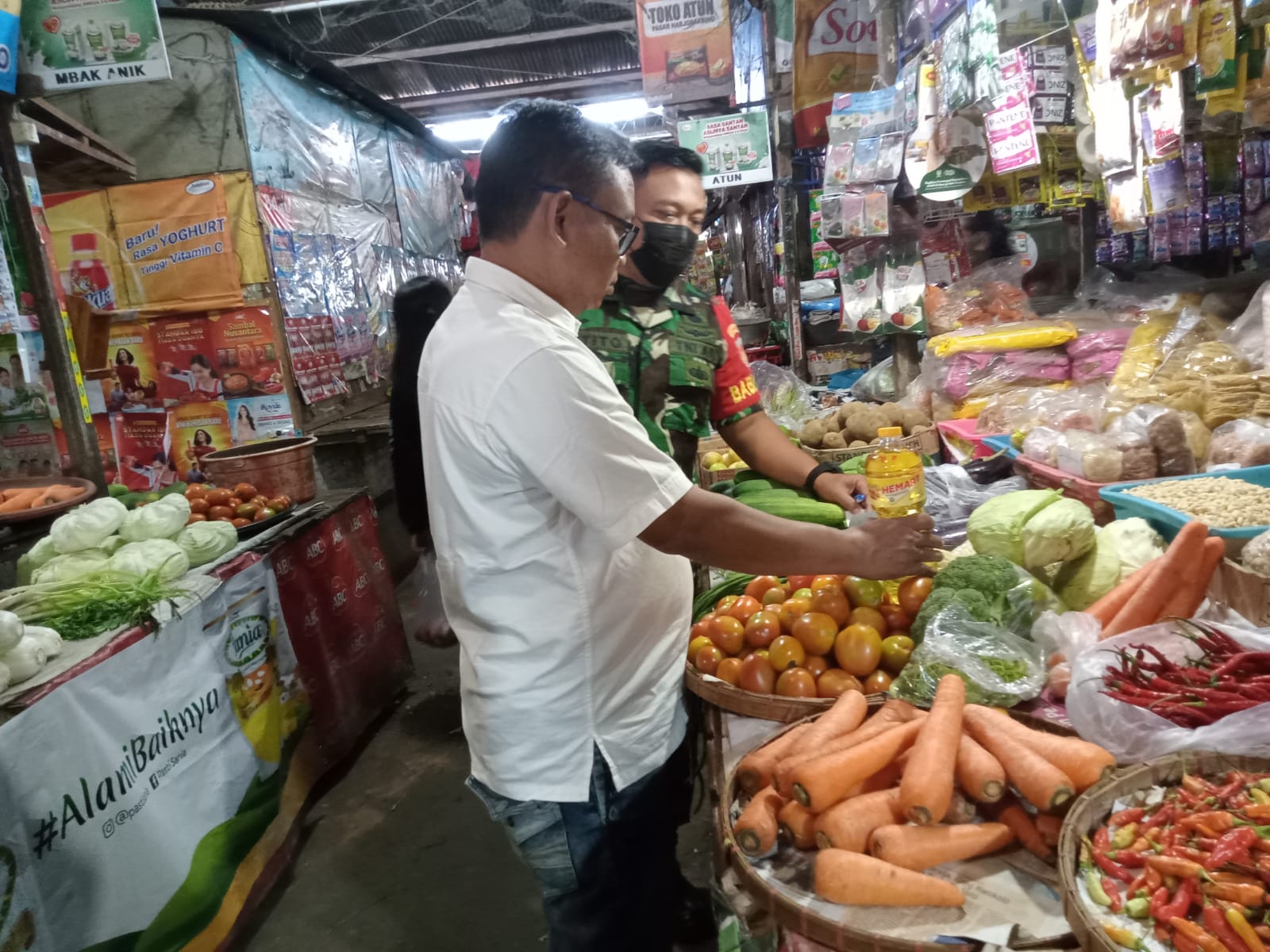 Serda Tito Cek Langsung Perkembangan Harga Migor di Pasar Hardjodaksino.