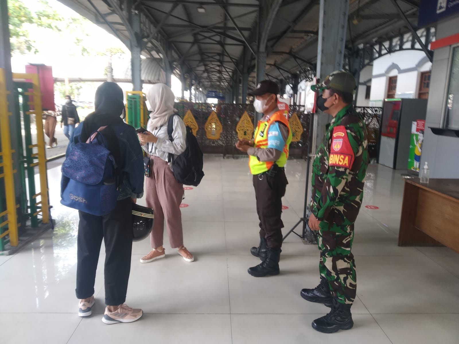 Setiap Saat Setiap Waktu, Sertu Murdianto Berikan Himbauan Prokes Kepada Penumpang di Stasiun Purwosari