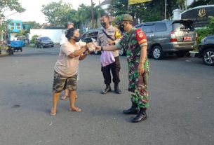 Sinergitas Babinsa Bersama Bhabinkamtibmas Kepatihan Wetan Bagikan Nasi Jum’at Berkah Dan Berikan Himbuan Prokes