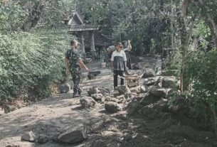 Sukseskan Pembangunan Daerah, Babinsa Sambi Ikut Bangun Talud