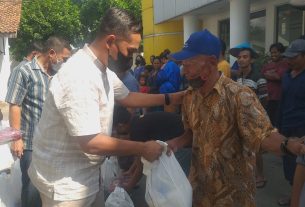 Dandim 0735/Surakarta Bagikan Paket Daging Qurban Dan Sembako Dari Pangdam IV/Diponegoro