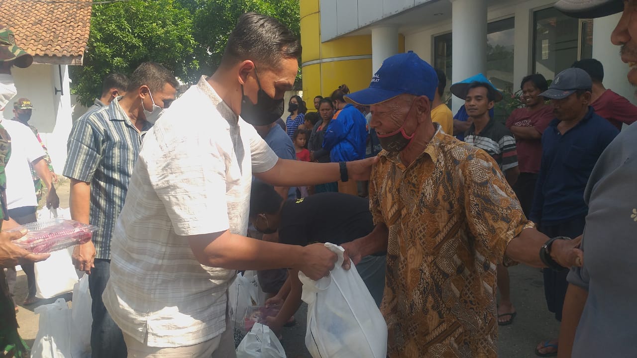 Dandim 0735/Surakarta Bagikan Paket Daging Qurban Dan Sembako Dari Pangdam IV/Diponegoro