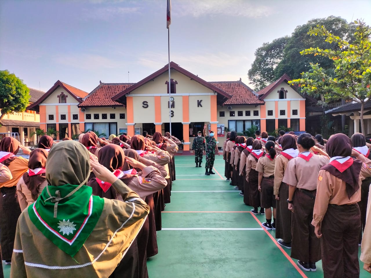 Tanamkan Semangat Bela Negara Dan Cinta NKRI Koramil 03/Serengan Libatkan Diri di MPLS di SMK - 3 Surakarta.