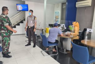Tertibkan Prokes Covid-19 Babinsa Kelurahan Jajar Sambangi Bank Mandiri Surakarta