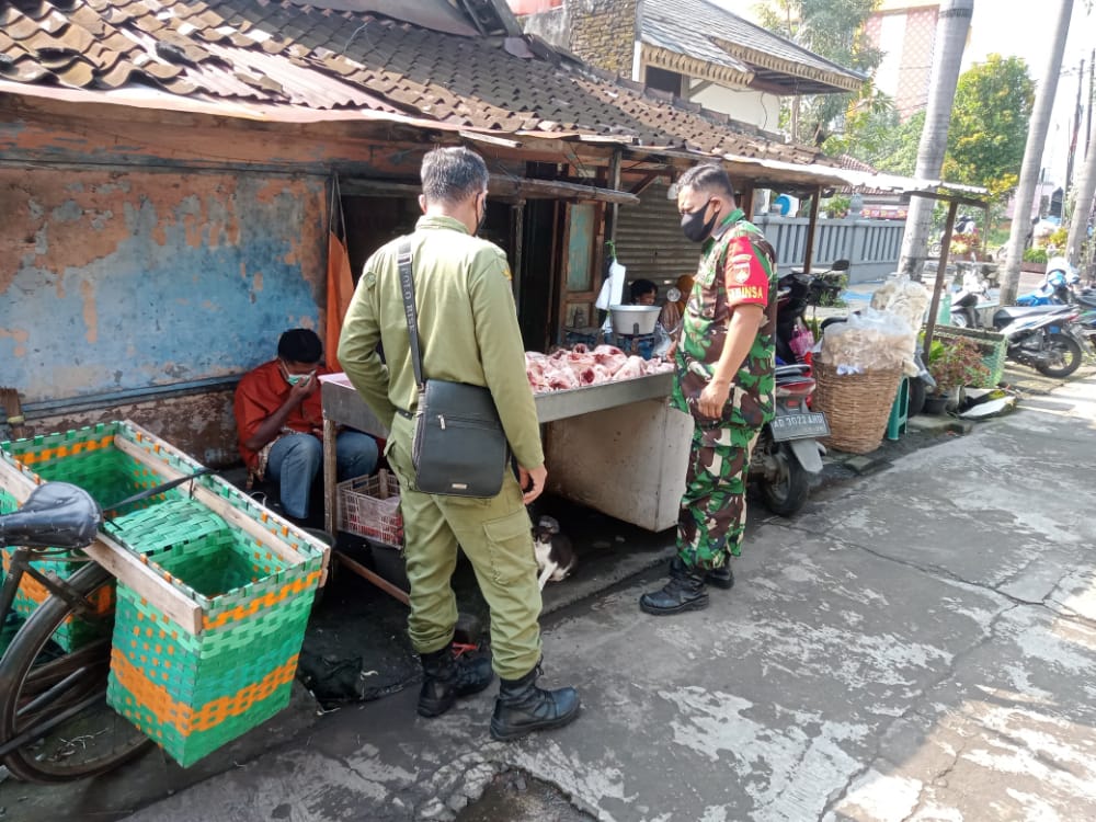 Tertipkan Prokes Babinsa Kelurahan Banjarsari Sambangi Pasar Joglo