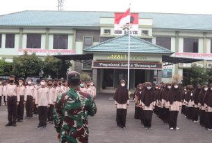 Tumbuhkan Sikap Disiplin, Koramil 410-02/TBS Latih PBB Pelajar SMP IT Daarul Ilmi