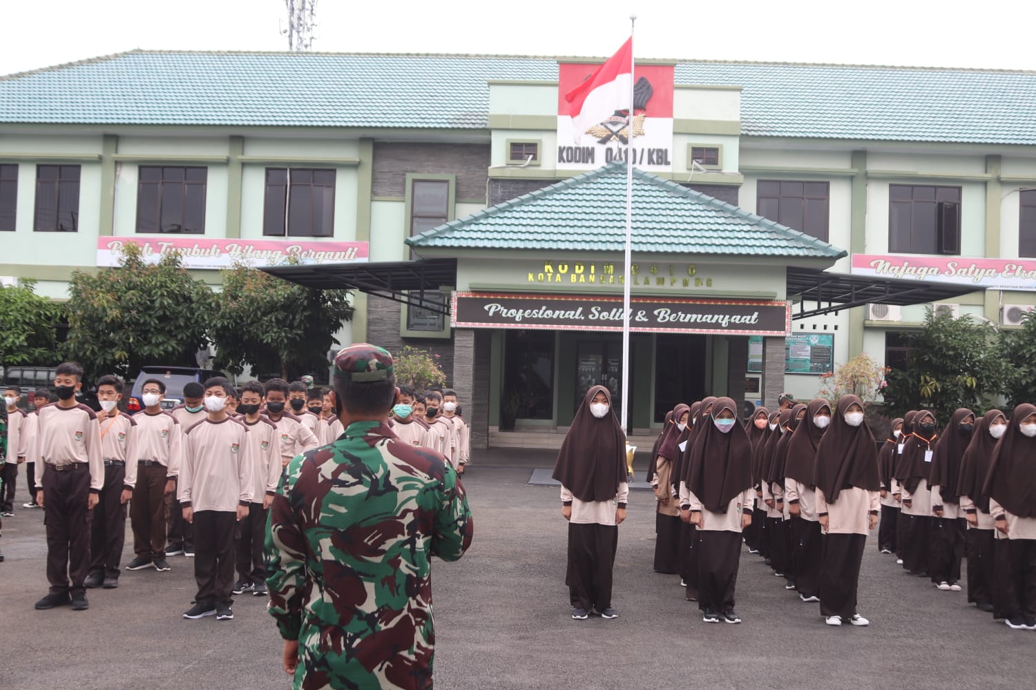 Tumbuhkan Sikap Disiplin, Koramil 410-02/TBS Latih PBB Pelajar SMP IT Daarul Ilmi