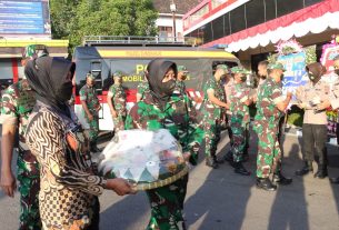 Tumpeng dari Dandim 0726/Sukoharjo di HUT Polri ke 76 di Mapolres Sukoharjo.