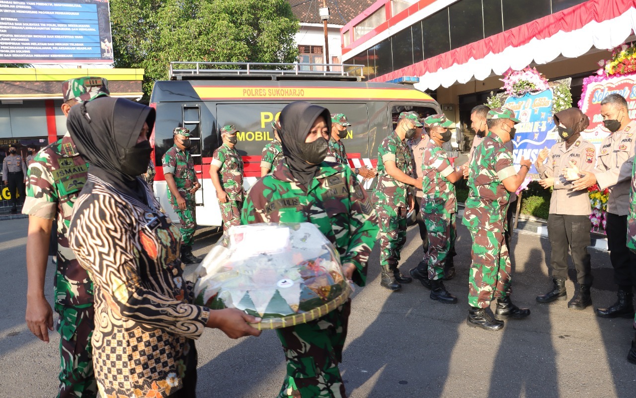 Tumpeng dari Dandim 0726/Sukoharjo di HUT Polri ke 76 di Mapolres Sukoharjo.