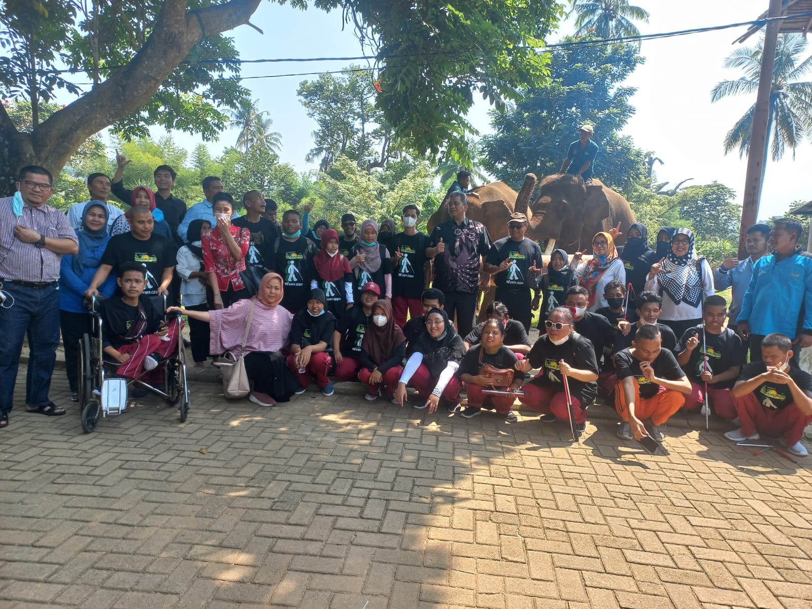 Puluhan Penyandang Disabilitas Berlibur ke Taman Wisata Lembah Hijau Lampung